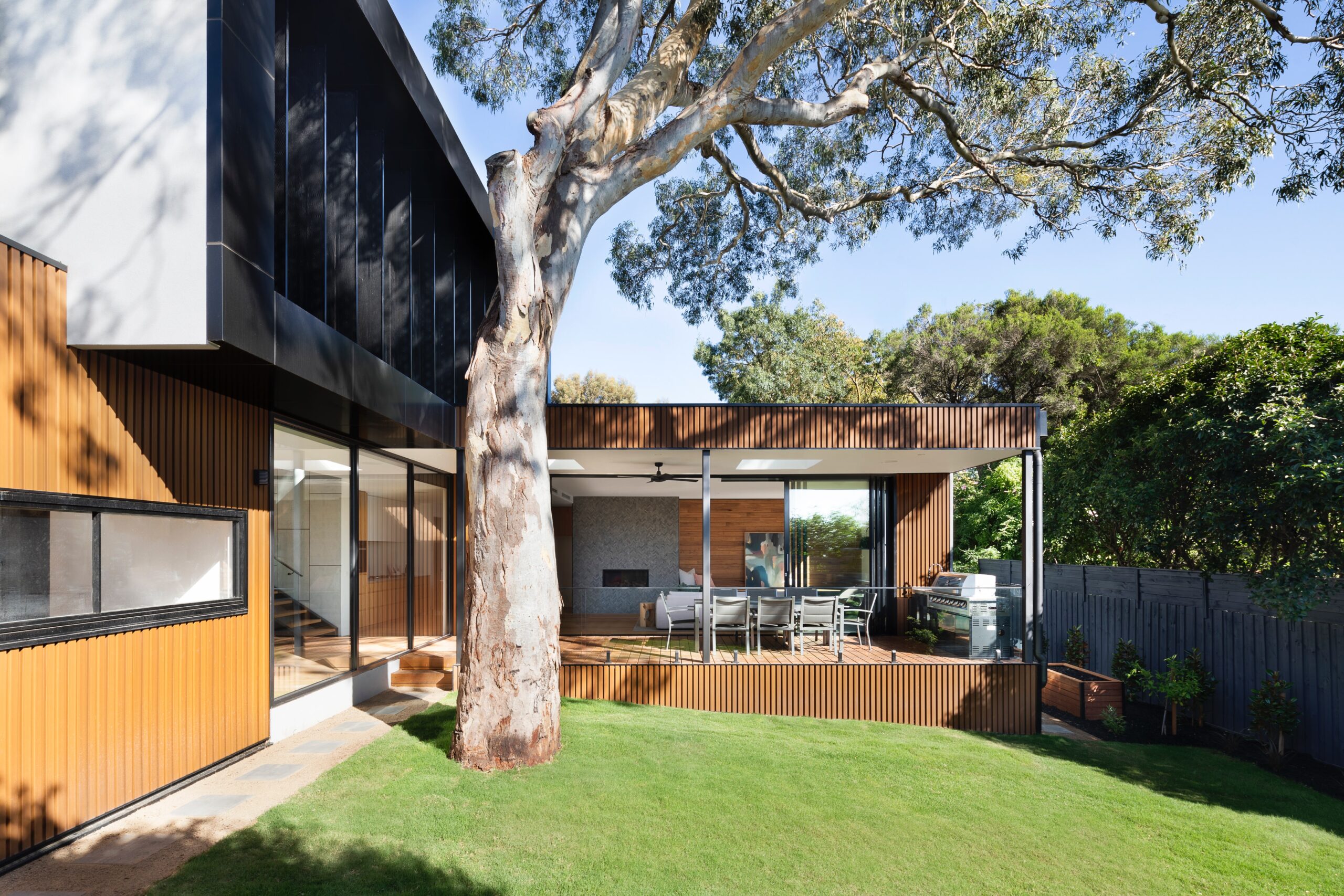 Contemporary House with Outdoor Living Contemporary House with Outdoor Living